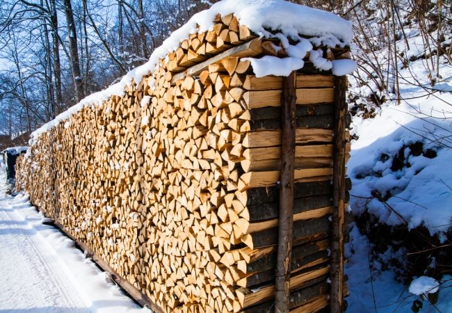 Организирано съхранение на дърва за огрев