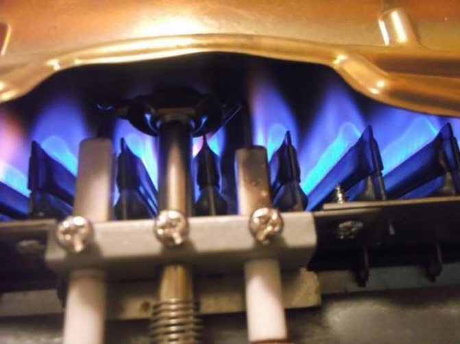 É um erro pensar que o aquecedor de água a gás funciona apenas com combustível azul. Ele também precisa de eletricidade para funcionar corretamente.