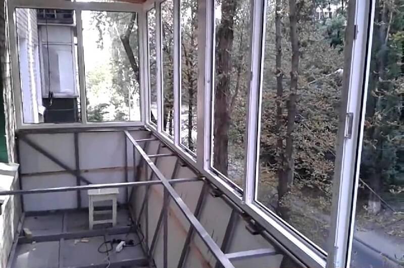 Acristalamiento de un balcón con comida para llevar