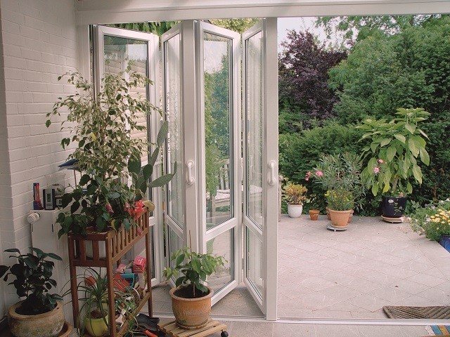 Glazing of terraces: accordion doors