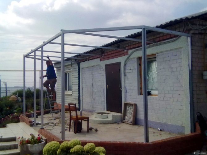 Acristalamiento de bricolaje en la veranda y la terraza