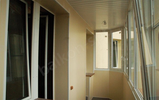 finisarea balconului cu panouri din plastic