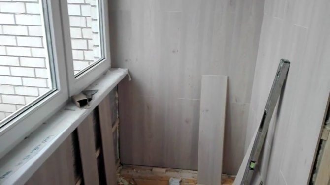dekorácia balkónovej steny s laminátom