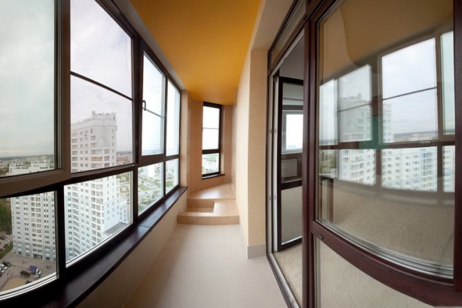 Decoración de paredes en el balcón con ventanas francesas.