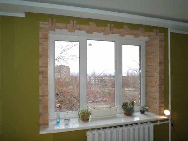 Decorarea versanților interiori ai ferestrei vizează creșterea duratei sale de viață
