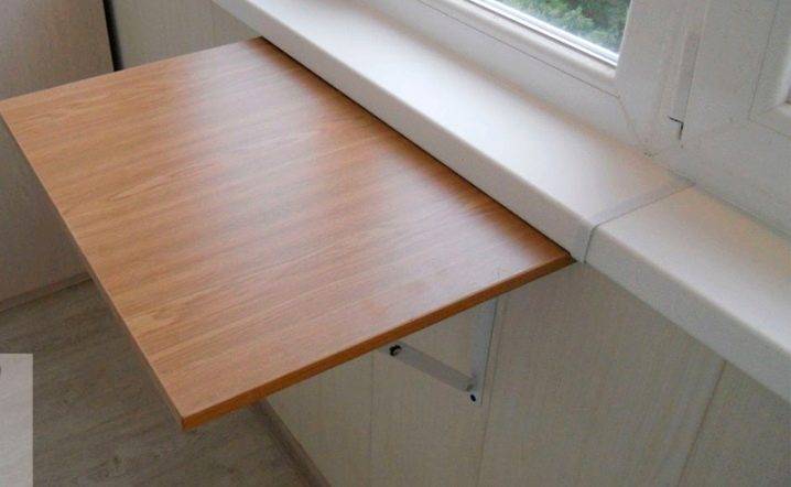 Skladací stôl na balkóne pre svojpomocne - niekoľko modelov s podrobnými pokynmi