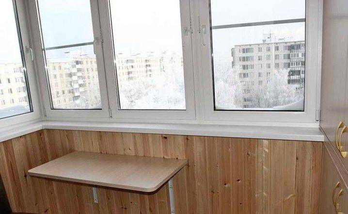 Skladací stôl na balkóne pre svojpomocne - niekoľko modelov s podrobnými pokynmi