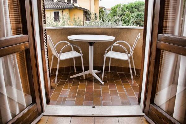 Skladací stôl na balkóne pre svojpomocne - niekoľko modelov s podrobnými pokynmi