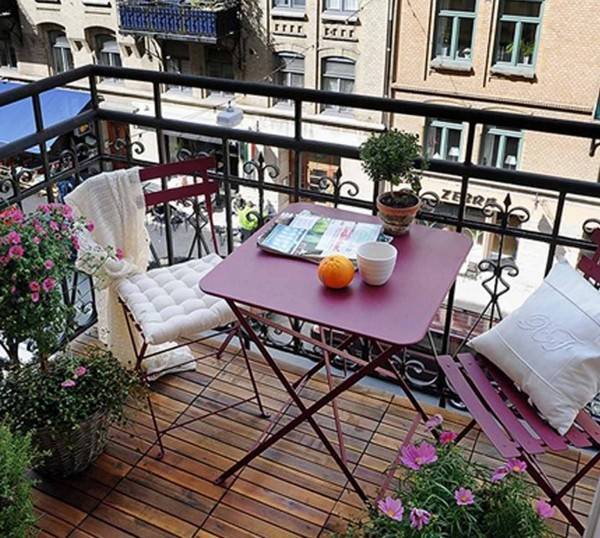 Skladací stôl na balkóne pre svojpomocne - niekoľko modelov s podrobnými pokynmi