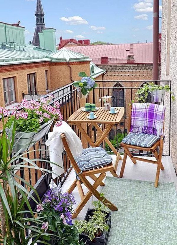 Skladací stôl na balkóne pre svojpomocne - niekoľko modelov s podrobnými pokynmi