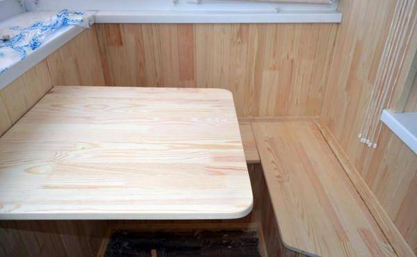 Skladací stôl na balkóne pre svojpomocne - niekoľko modelov s podrobnými pokynmi