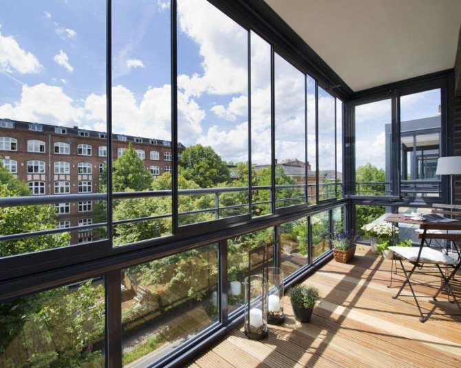 Vitrage panoramique d'un balcon: types et caractéristiques de la technologie
