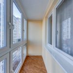 Janelas panorâmicas de plástico na varanda do apartamento