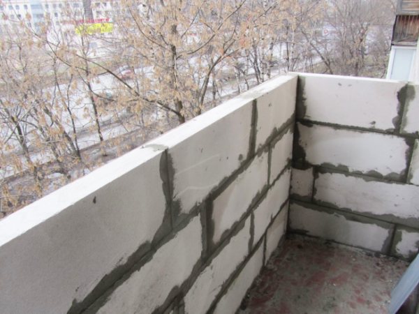 Balkonda korkuluk