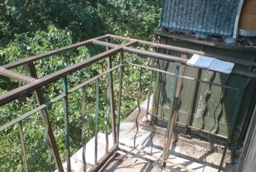 Parapet na balkonu