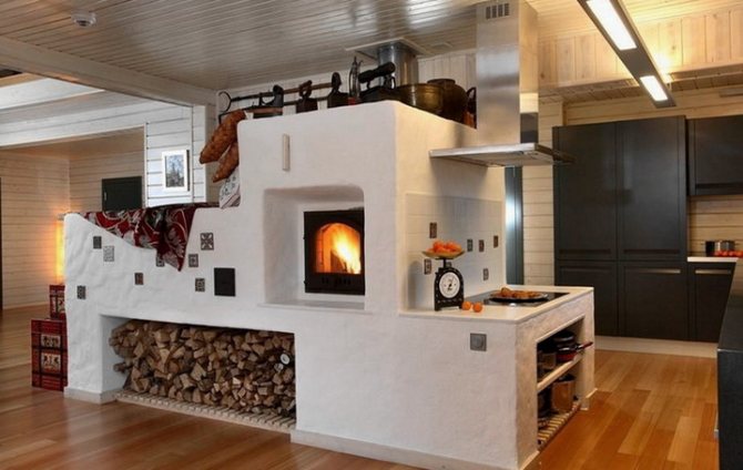 O fogão em uma casa de campo é feito com tecnologia comprovada