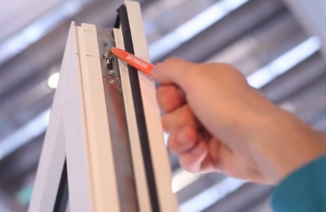 Antes de instalar la junta, es necesario ajustar los herrajes de la ventana.