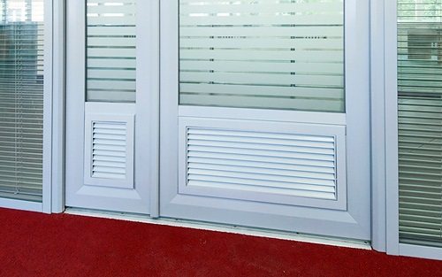 Kapıdaki transfer ızgarası