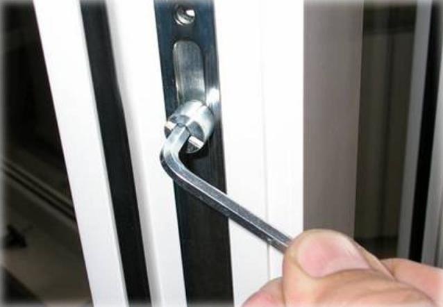 The plastic window is jammed: what to do first