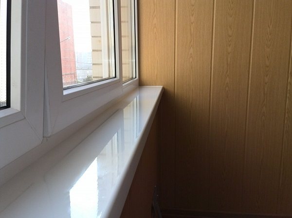 пластмасов лъскав перваз на балкона