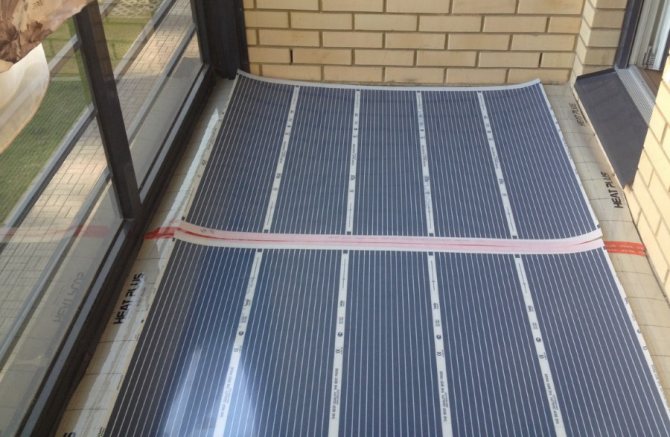 Película de calefacción por suelo radiante eléctrico en el balcón.
