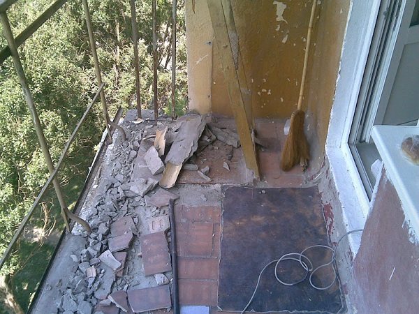 su yalıtımı için bir balkon döşemesinin hazırlanması