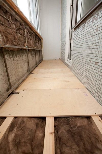 preparation of the floor for the laminate on the balcony