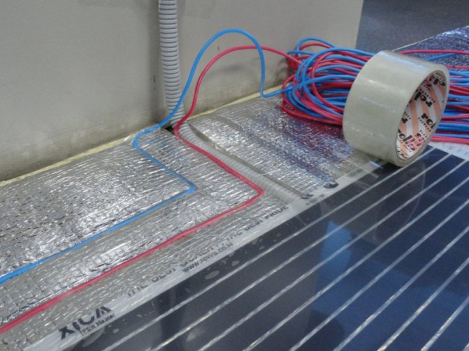 Podlahové kúrenie podlahové kúrenie: lepšia je vodná a infračervená elektrická, teplo odrážajúca lavsanová fólia