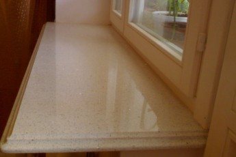 Alféizar de ventana de aglomerado de cuarzo blanco Everest con bisel rizado