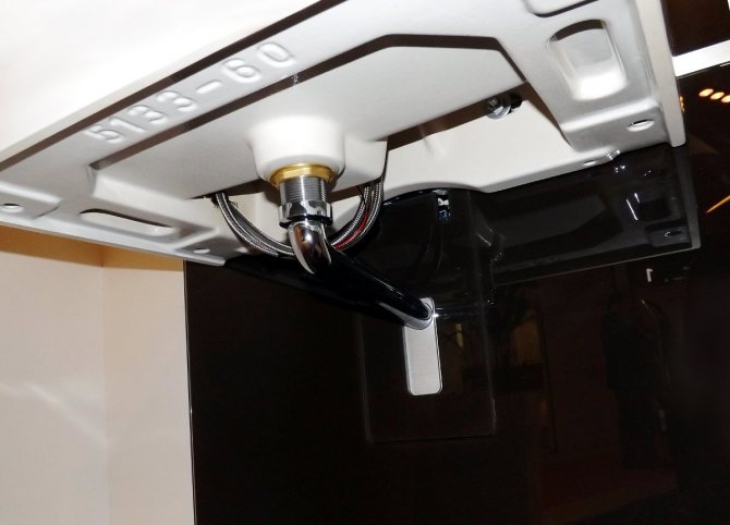 Lavatório suspenso no módulo sanitário Geberit MONOLITH na MosBuild 2014