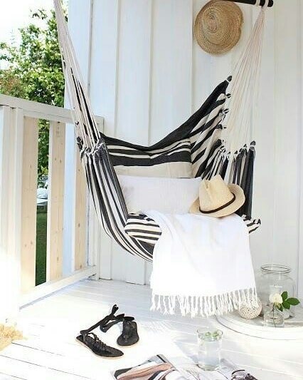 Scaun suspendat pe balcon: o idee de design de vară