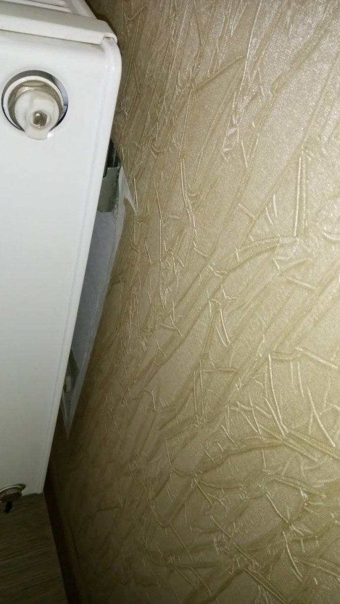 pegar papel tapiz detrás de un radiador de calefacción