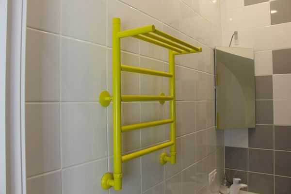 Toallero con calefacción en el baño.