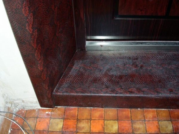 Threshold at the metal door