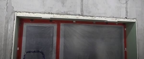 Po vytvrdnutí lepidla vyplňte dutiny polyuretánovou penou.