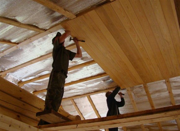 Správna inštalácia stropu v súkromnom dome je zárukou pohodlia