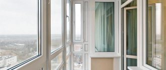 Un exemplu de balcon cu geamuri reci