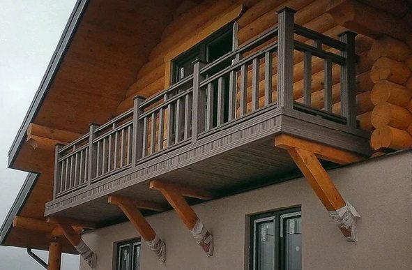 Priloženi balkon u privatnoj kući