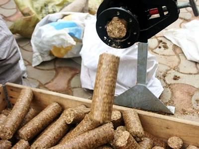 DIY production of fuel briquettes
