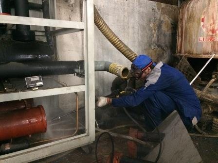 lavagem de tubos com uma unidade de alta pressão