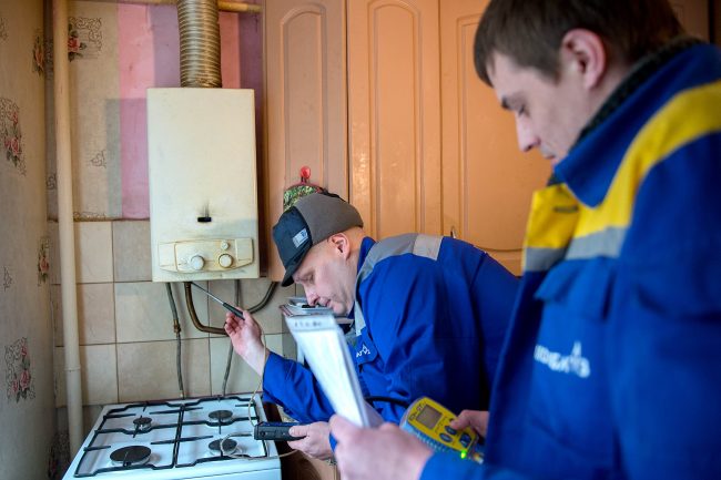 verificando o equipamento de gás no apartamento