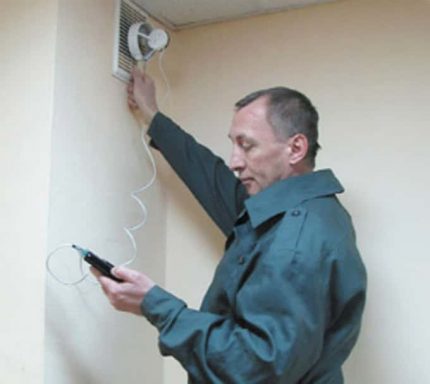 Kontrol af ventilation med et vindmåler
