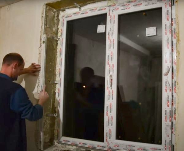 Kontrola zvislosti inštalovaného rohu na úrovni budovy.