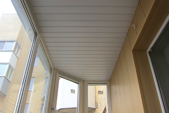 PVC-paneler i taket på den täckta balkongen