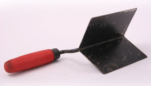 Elinizde açılı bir spatula varsa iş daha kolay olacaktır.