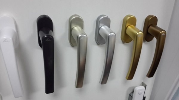 colores de manijas para una puerta de plástico de balcón
