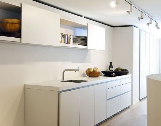 portas deslizantes de correr nos armários de parede da cozinha
