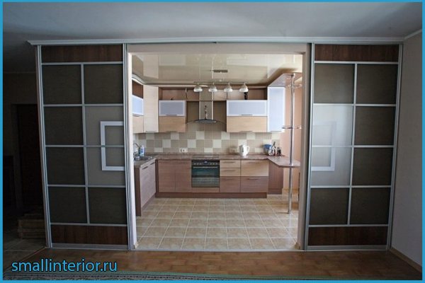 Portas deslizantes no compartimento da cozinha