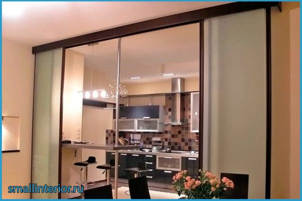 Portas de correr na divisória móvel da cozinha