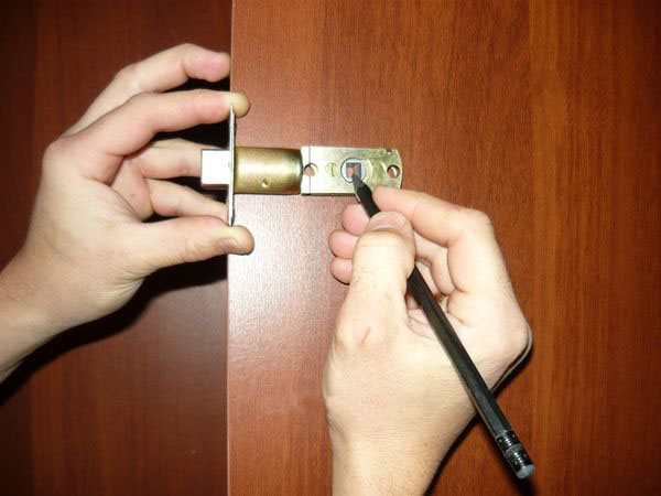 Маркировки на вратата за монтиране на дръжката